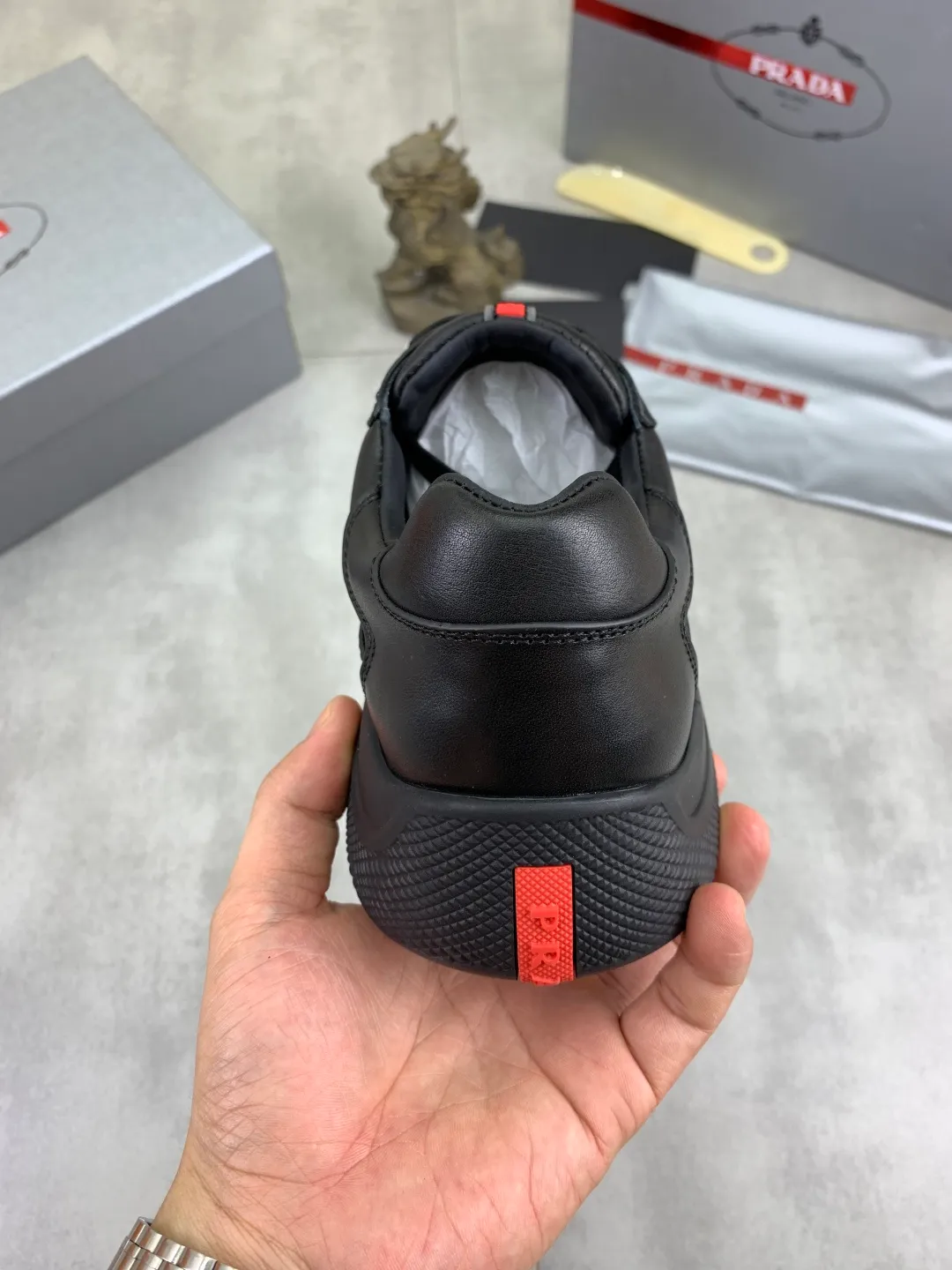 Men's Men's Shoes 💰P520 💰【New Style】 The latest model of high-quality PRADA classic men's shoes has been launched on the official website with a 1:1 replica, synchronized in Hong Kong counters, and on the same catwalk; all made of calfskin ➕Imported cowhide lining, 🍡🍡rubber The original outsole is 1:1 non-slip and wear-resistant; comfortable to wear, attractive in style, fine in workmanship, and equipped with a simple and neat shoe last, showing a man's boldness and toughness, 👍size 38 to 44 (45 can be customized) black White color🉑️choose
